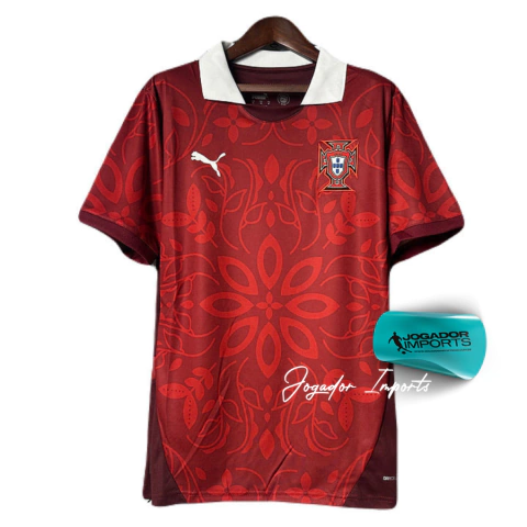polo portugal treino 25/26, camisa treino portugal puma, camisa polo portugal 2025 masculina, polo seleção portuguesa vermelha, camisa treino portugal 25/26 puma, polo torcedor portugal puma 2025, camisa portugal treino masculina vermelha, camisa polo pum