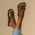 Chinelo feminino Havaianas Square Sparkle em preto, com detalhes brilhantes, sendo usado por uma pessoa com calça jeans clara.glitter,quadradinha,quadrada
