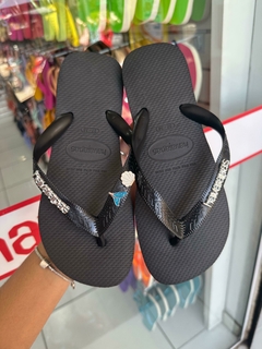 Chinelo Havaianas Top Personalizada na cor preta com detalhes decorativos DE CONCHA E CALDA DE SEREIA