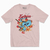 Remera color rosa con un diseño gráfico de un dragón azul y una katana, con elementos orientales como flores y círculos rojos.