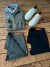 outfit que incluye una campera de hilo gris claro, una camisa de manga larga, pantalones en tonos gris o azul, y zapatillas blancas .