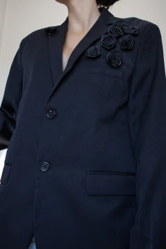 BLAZER PRETO ROSAS (M) - Rediscover Brechó - Moda Circular e Atemporal