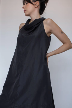 VESTIDO PRETO ACETINADO (M) - Rediscover Brechó - Moda Circular e Atemporal