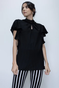 BLUSA COM GOLA BORDADA (G)