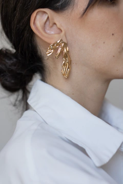 BRINCO DOURADO MEIA FLOR na internet