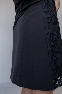 SAIA PRETA COM RENDA (P) - Rediscover Brechó - Moda Circular e Atemporal