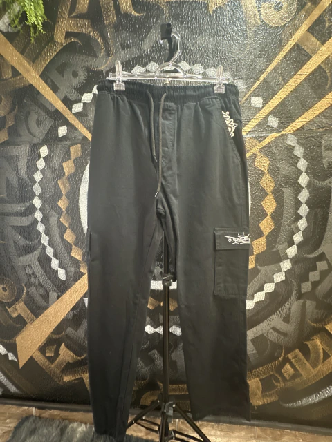 Calça Cargo Sarja Trip Side Bordado Preto C045