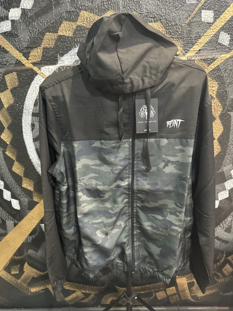Blusa de Frio Corta Vento Blunt Camuflado Preto Logo Bordado