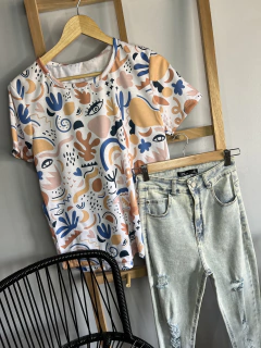 Remera full garabatos en internet
