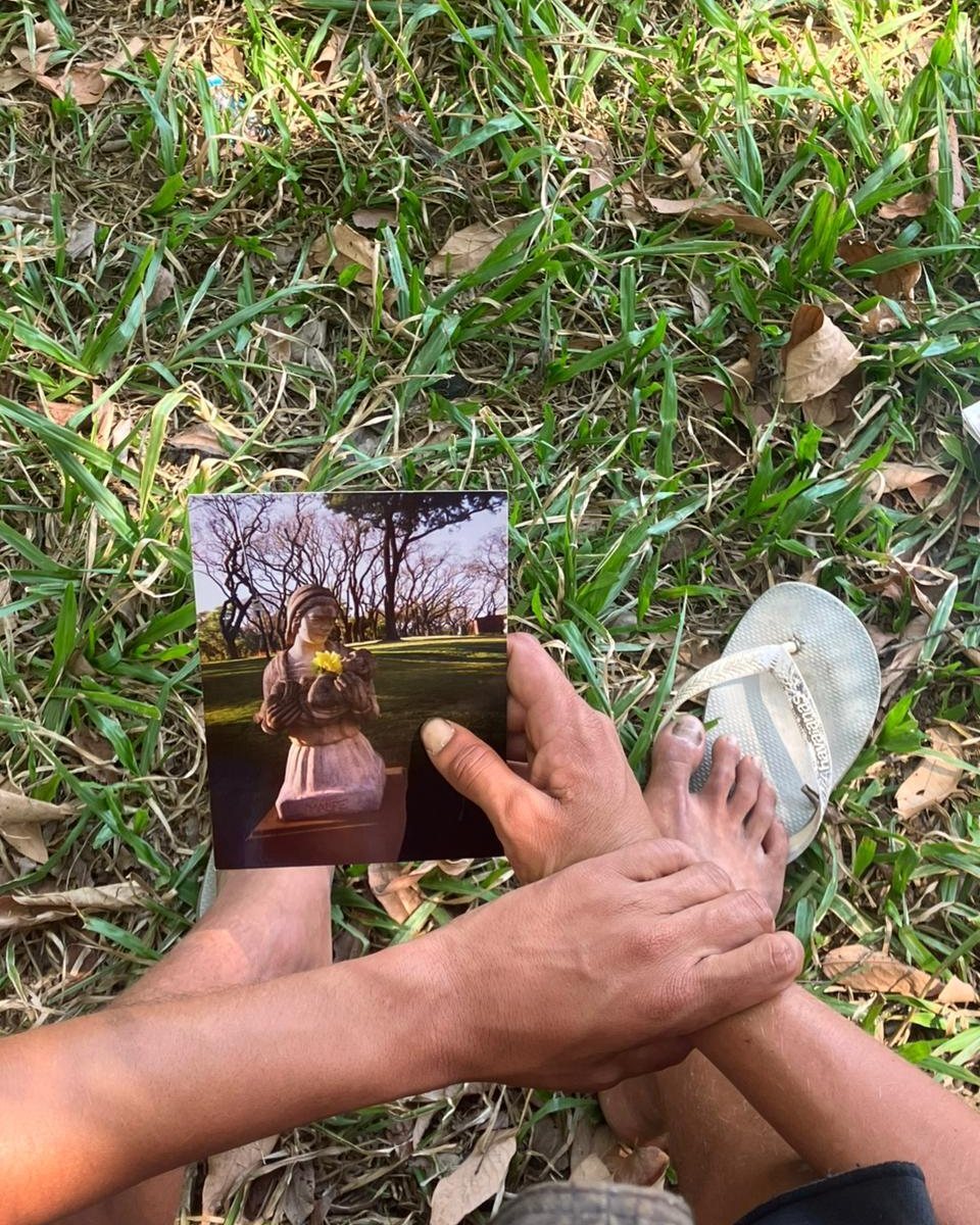 Una foto revelada en la mano de su autor