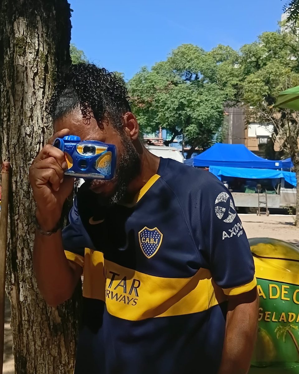 Un autor de CALLE saca una foto con su cámara descartable