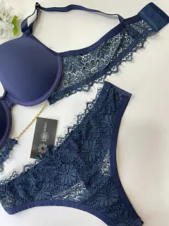 Conjunto com corrente na internet