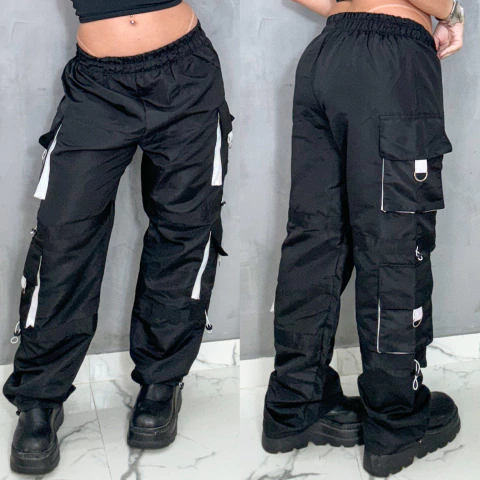 Calça Cargo Nicole PRETA Tactel com Bolsos E Detalhes Holográficos Moda Blogueira Estilo Gringa Festival