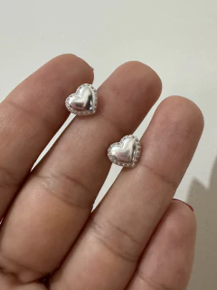 Brinco de Coração Reto e Cravejado nas Bordas (Prata 925)