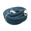 Manguera flexible de 7.5 metros para alberca, enrollada con extremos en color blanco.