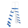 Escalera desmontable para piscina con estructura blanca y peldaños azules, ideal para facilitar el acceso al agua.