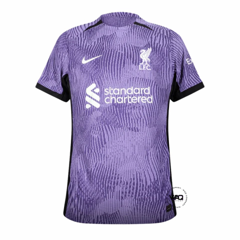 Camisa de torcedor do Liverpool III para a temporada 2023/24, na cor roxa, com logo da Nike e patrocínio da Standard Chartered.