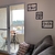 Quadro decorativo com as palavras "Amor" e "Gratidão" e um coração estilizado na parede de uma sala de estar.