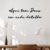 Decoração em MDF com a frase "Aqui tem Deus em cada detalhe" em um ambiente moderno.