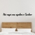 Frase em MDF "Até aqui nos ajudou o Senhor" decorando uma parede acima de uma cama com cabeceira de madeira.