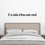 Quadro decorativo em MDF com a frase "E a vida é boa com você" na parede acima de uma cama