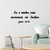 Frase em MDF com a inscrição "Eu e minha casa serviremos ao Senhor" em uma parede, decorando um ambiente acolhedor.
