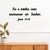Frase em MDF "Eu e minha casa serviremos ao Senhor" decorando uma parede, com referência bíblica de Josué 24:15.
