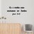 Frase em MDF com a citação "Eu e minha casa serviremos ao Senhor" decorando uma parede.