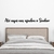 Quadro em MDF com a frase "Até aqui nos ajudou o Senhor" acima de uma cabeceira de cama.