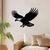 Quadro em madeira com a imagem de uma águia em voo, ideal para decoração de ambientes.