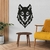 Quadro em madeira com a imagem estilizada de um lobo, decorando uma parede em um ambiente moderno.