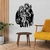 Quadro decorativo em MDF da Sagrada Família, apresentando Maria, José e o menino Jesus, em um ambiente moderno com mesa e sofá.