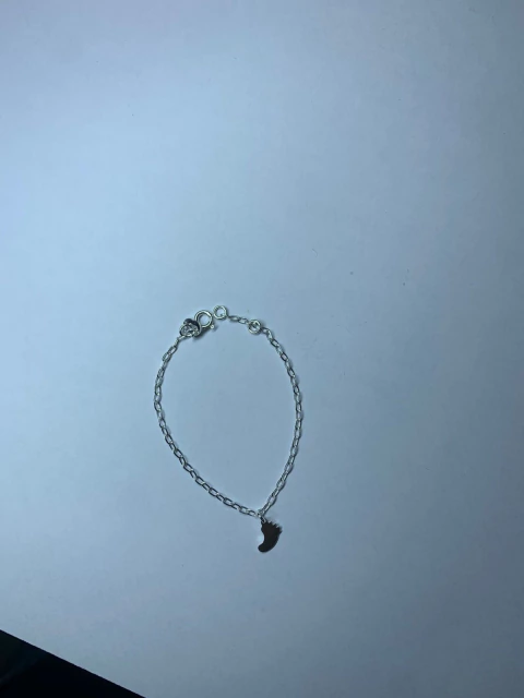 Pulseira infantil pingente de pé - comprar online