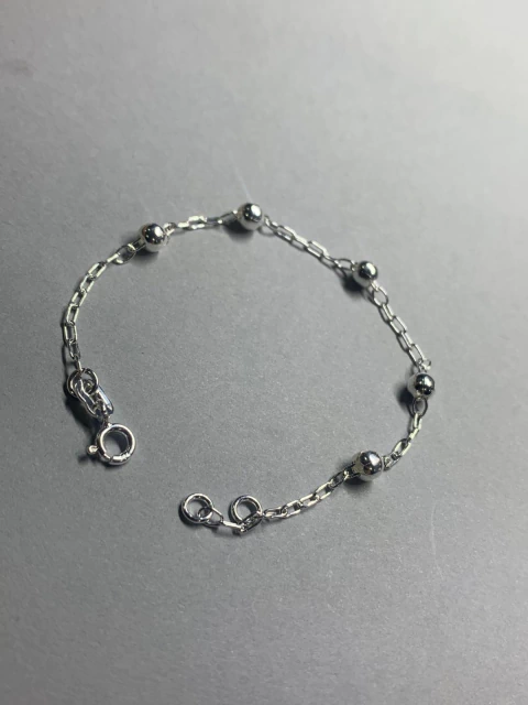 Pulseira infantil com mini bolinhas