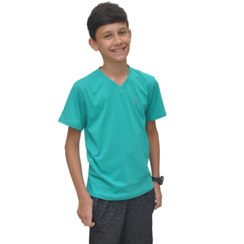 Camiseta manga curta infantil na cor verde, modelada por um menino sorridente.