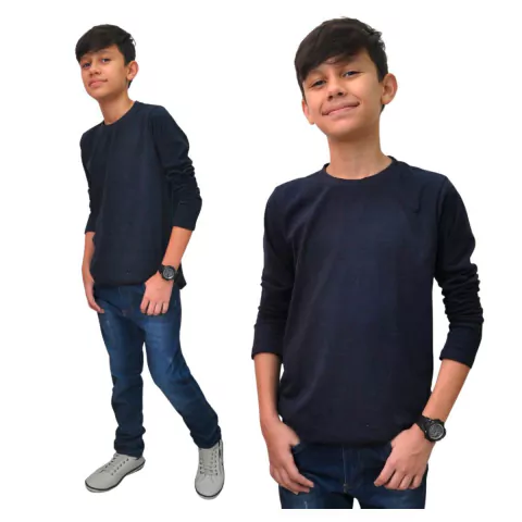 Menino usando uma camiseta manga longa azul escura com calça jeans e tênis.