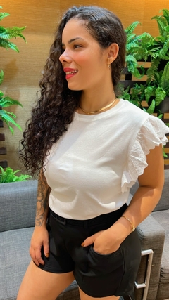 BLUSA COM DETALHE DE RENDA NO OMBRO - comprar online