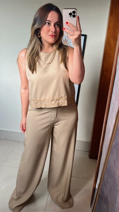 CONJUNTO CALÇA E BLUSA REGATA DE ALFAIATARIA COM DETALHE DE CIANINHA - comprar online