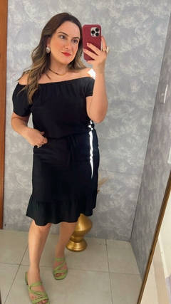 VESTIDO CURTO COM BABADO ELÁSTICO NO OMBRO E FAIXA DE AMARRAÇÃO - comprar online