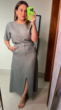 CONJUNTO DE CREPE MARRANT SAIA LONGA COM CINTO E BLUSA COM ZIPER