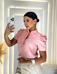 BLUSA DE MANGA PRINCESA COM DETALHE DE BOTÃO E AMARRAÇÃO NO PESCOÇO