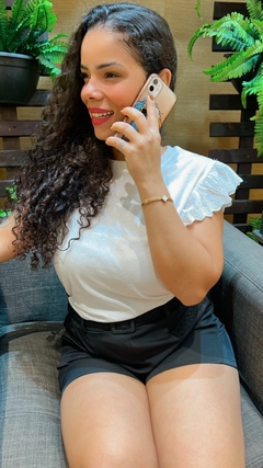 BLUSA COM DETALHE DE RENDA NO OMBRO