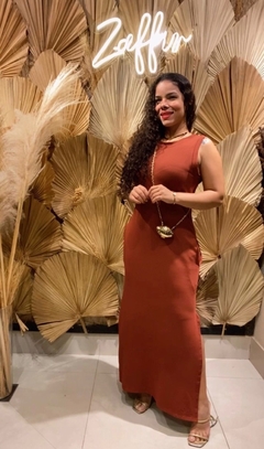 VESTIDO LONGO REGATA COM BOLSO E FENDA LATERAL