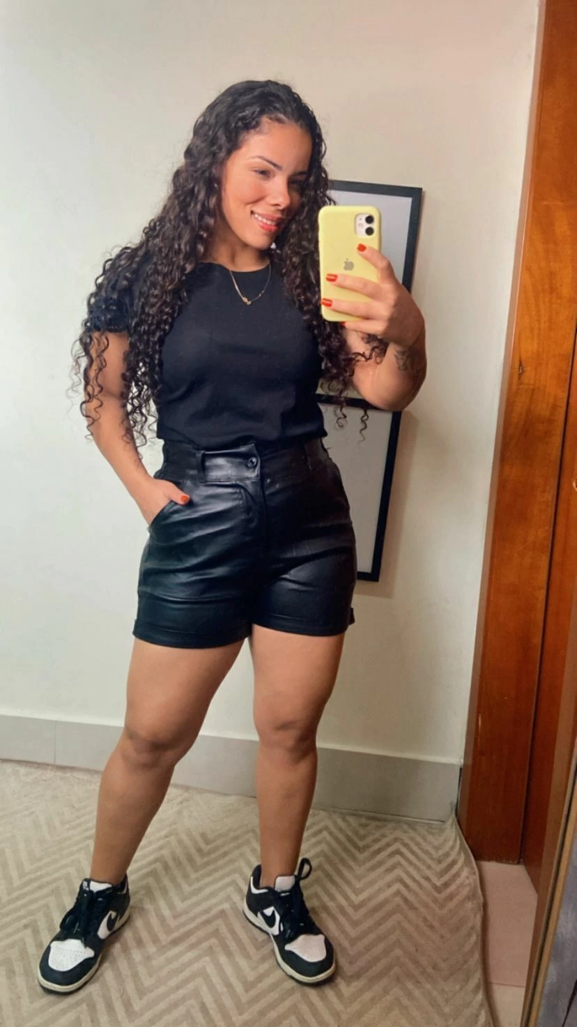 SHORT RESINADO COM BOLSO NA FRENTE