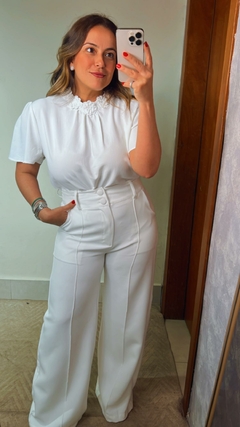 BLUSA MANGA LARGA COM DETALHE DE FLOR NO PESCOÇO na internet