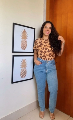 BLUSA MANGA DOBRADA ESTAMPA DE ONÇA na internet