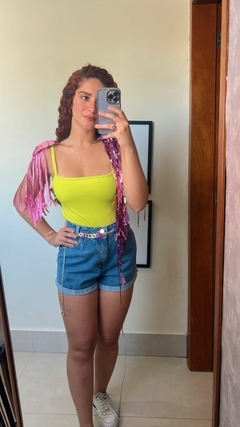 SHORT JEANS COM CINTO COLORIDO