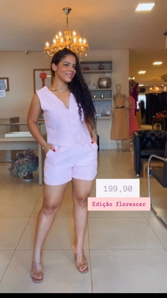 CONJUNTO DE SHORT E BLUSA TIPO COLETE COM BOTÃO