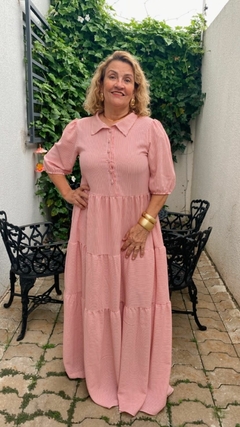 VESTIDO LONGO LISTRADO COM MANGA 3/4 E AMARRAÇÃO NA CINTURA
