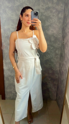 VESTIDO DE LINHA COM DETALHE DE FLOR E REGULAGEM NA ALÇA